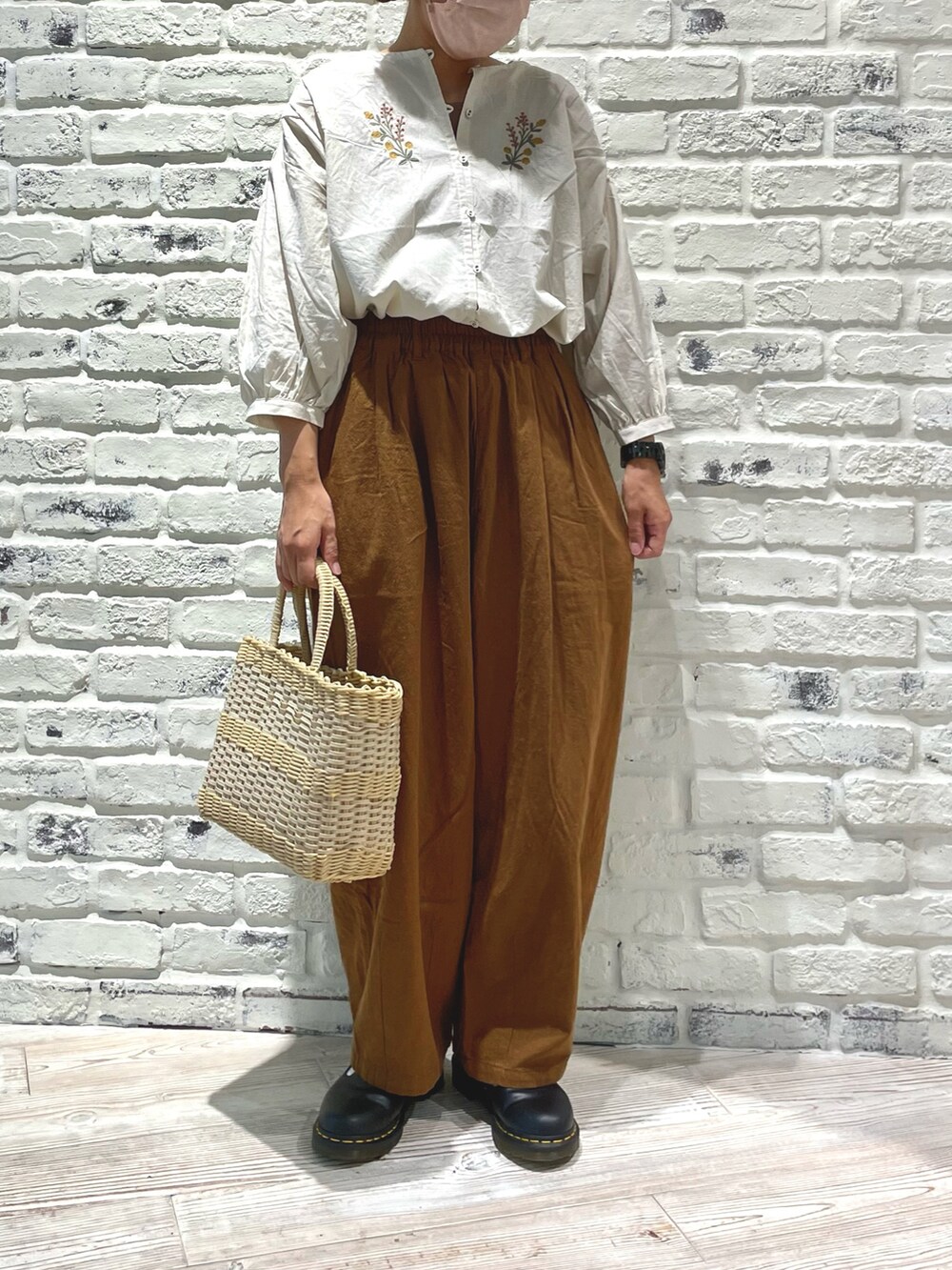 ベージュ系のトートバッグ、ブラウン系のその他パンツ、ブラック系のドレスシューズを着用したレディースの夏コーディネートの2枚目の写真