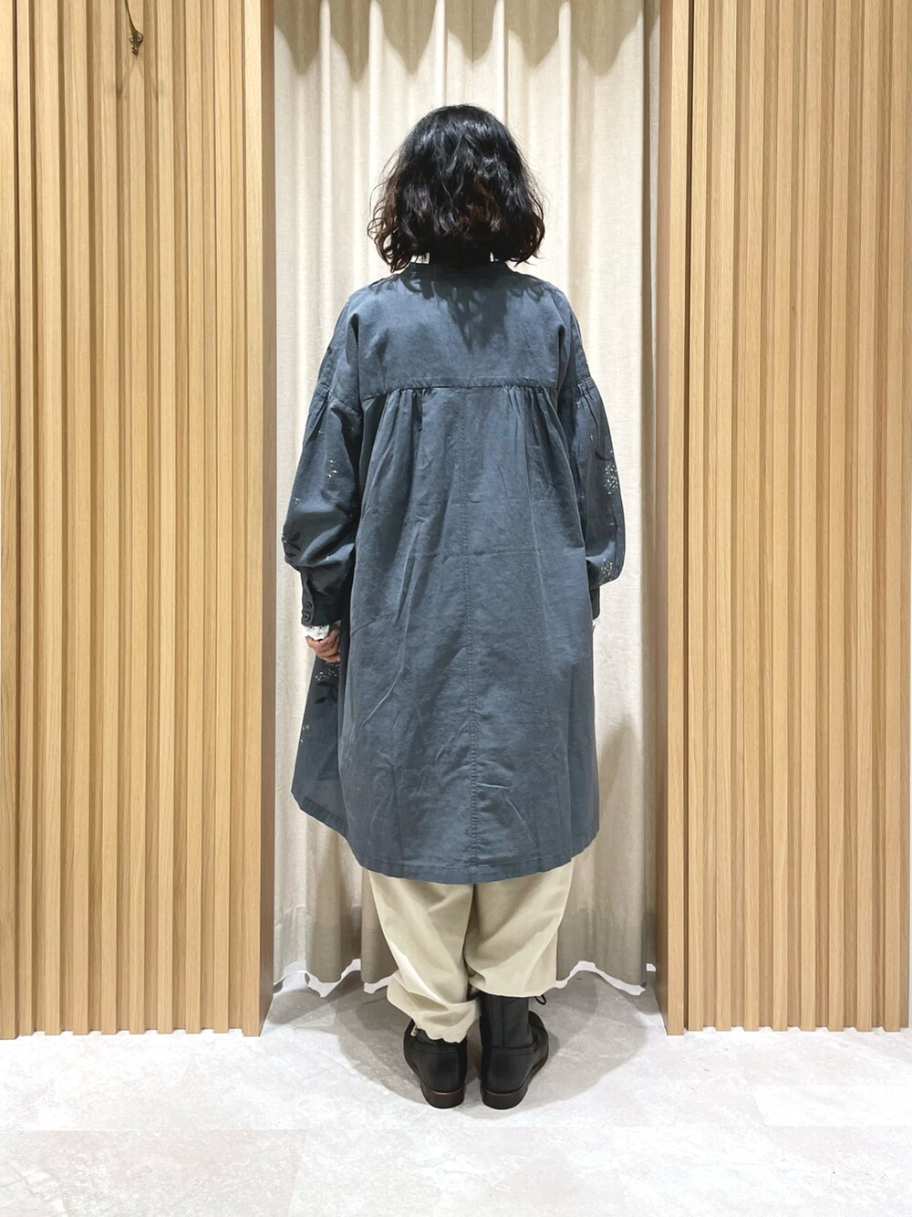 グリーン系のチュニック、ホワイト系のTシャツ/カットソー、ホワイト系のその他パンツを着用したレディースの秋コーディネートの2枚目の写真