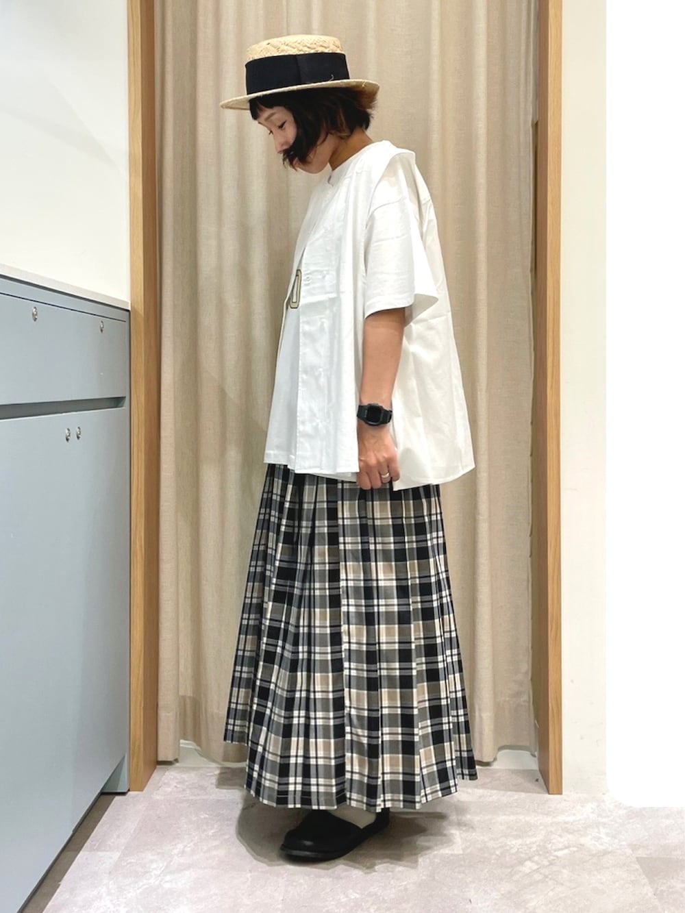 ホワイト系のTシャツ/カットソー、ホワイト系のベスト、ベージュ系のスカートを着用したレディースの夏コーディネートの2枚目の写真