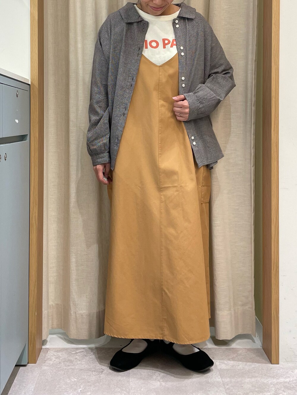 ホワイト系のTシャツ/カットソー、グレー系のシャツ/ブラウス、ブラウン系のワンピースを着用したレディースの春コーディネートの2枚目の写真