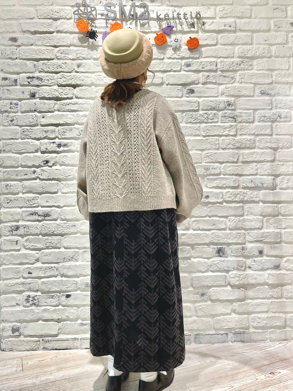 ホワイト系のニット/セーター、ブラック系のワンピース、ブラック系のその他シューズを着用したレディースの秋コーディネートの2枚目の写真