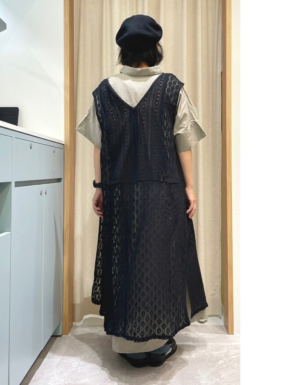 ホワイト系のTシャツ/カットソー、ブラウン系のワンピース、ブラック系のワンピースを着用したレディースの夏コーディネートの2枚目の写真