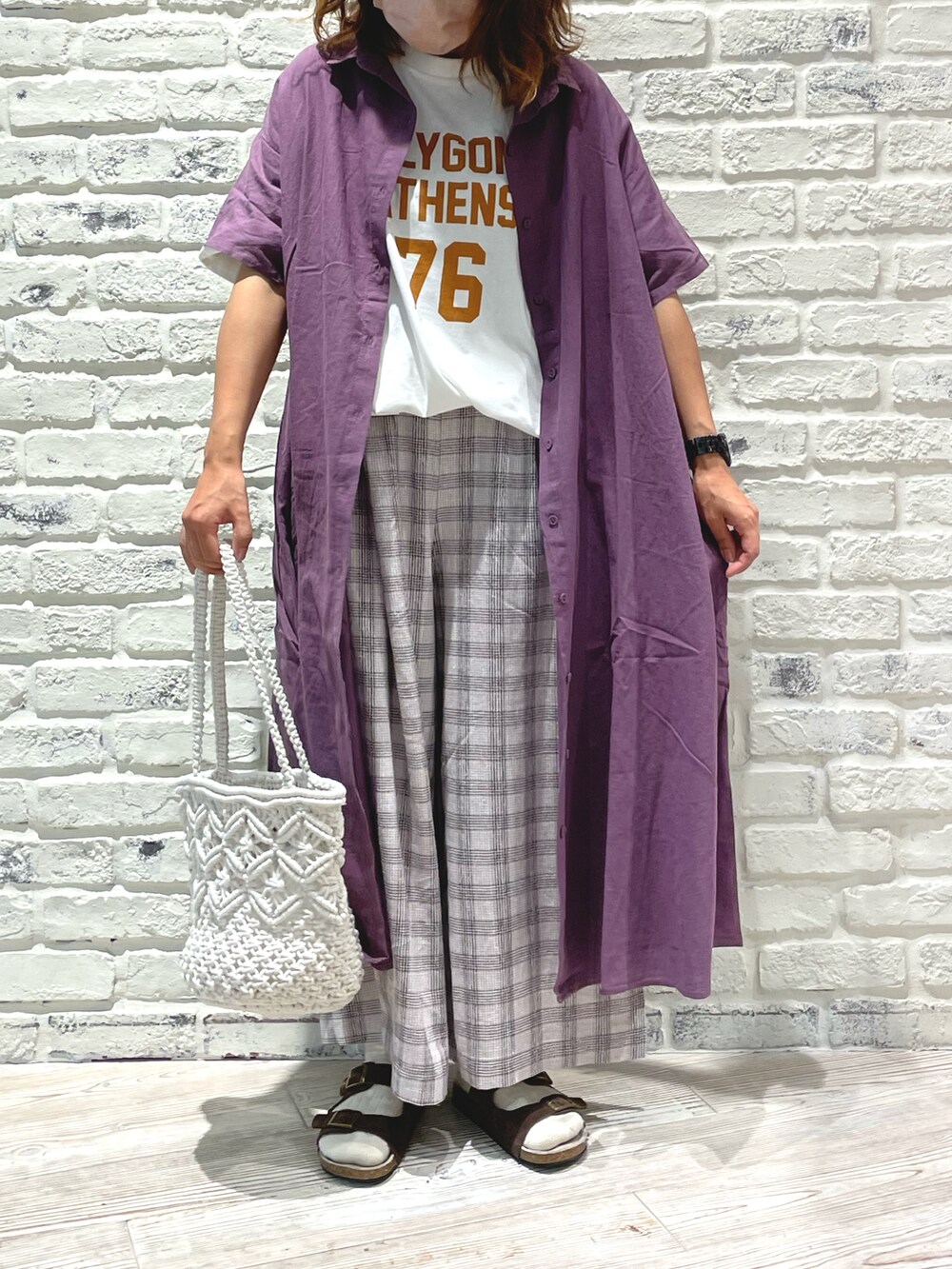 ブラウン系のサンダル、ホワイト系のトートバッグ、グレー系のその他パンツを着用したレディースの夏コーディネートの2枚目の写真