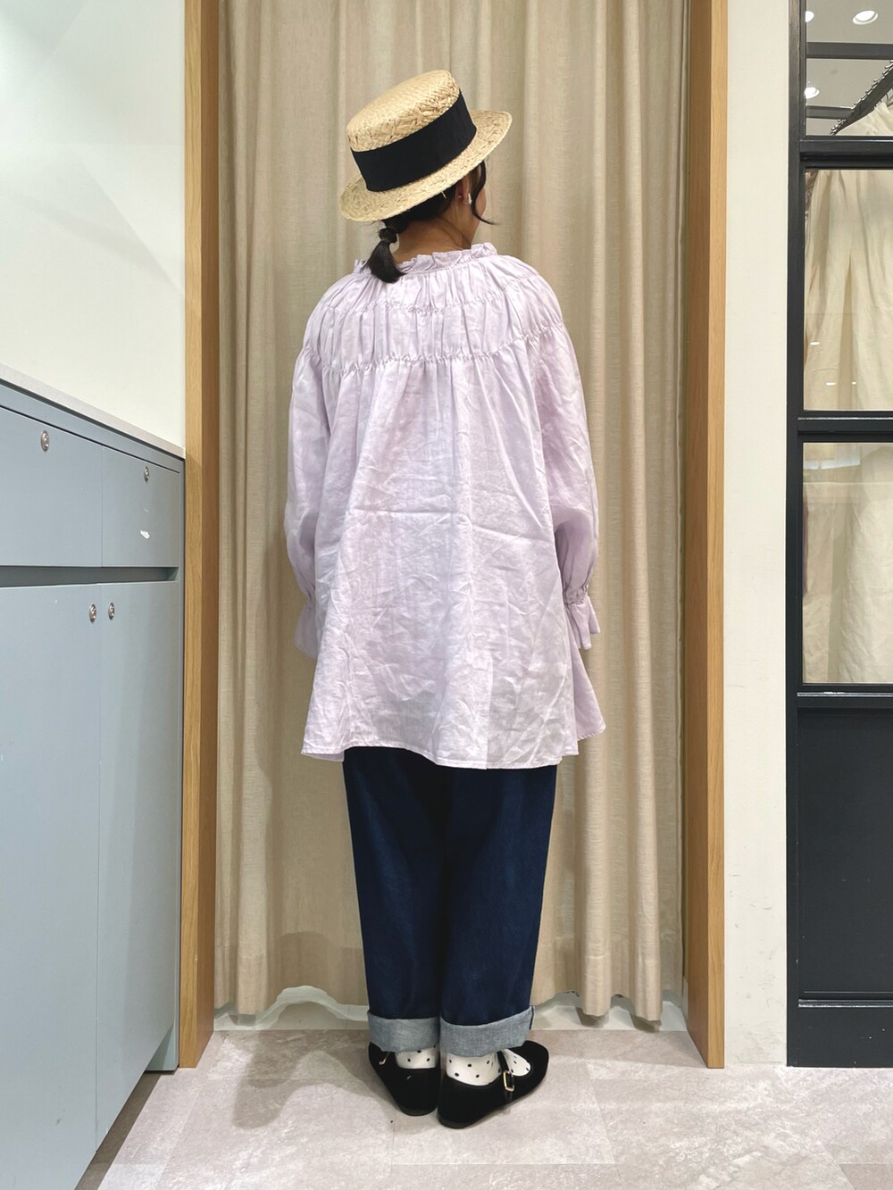 「Samansa Mos2、SM2、サマンサ モスモス(Samansa Mos2)、低身長、低身長コーデ、ママコーデ、オトナカワイイ、カンカン帽、ワンピース、ナチュラル、ガーリー、オトナ女子、大人ガーリー、チュニック、デニム」｜「Samansa Mos2の【Water less Linen】前後2WAYギャザーチュニック（チュニック、パープル系）」を使った、あさいまりこさん（レディース・151cm）の春コーディネートの3枚目の写真