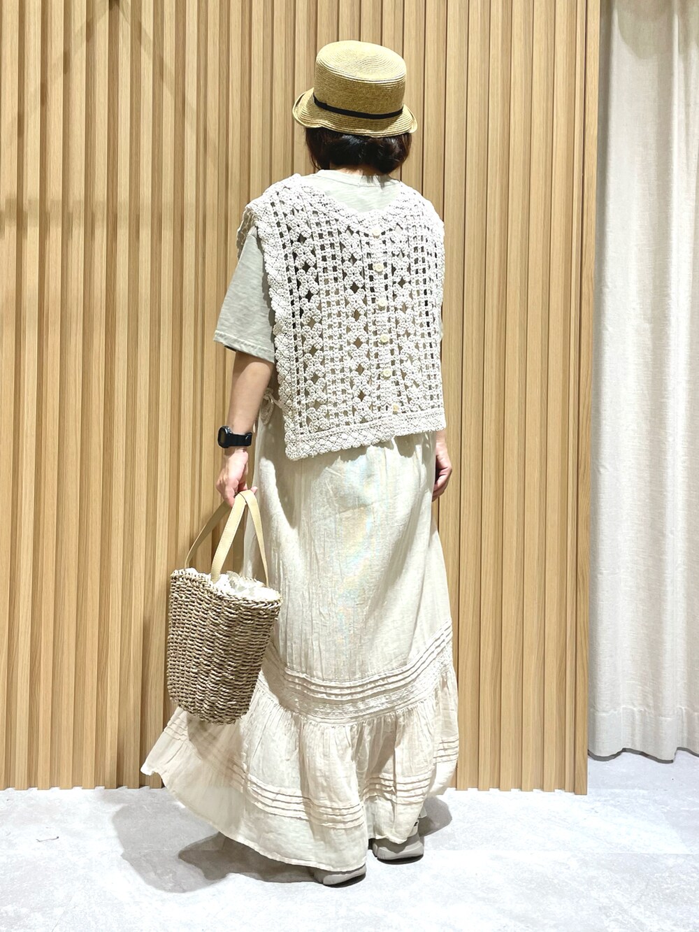 ホワイト系のベスト、ベージュ系のTシャツ/カットソー、ホワイト系のワンピースを着用したレディースの夏コーディネートの2枚目の写真
