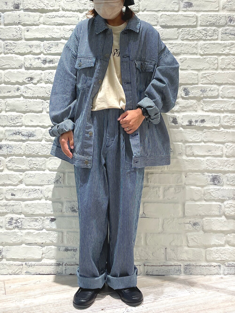 ホワイト系のTシャツ/カットソー、ブルー系のデニムジャケット、ブルー系のその他パンツを着用したレディースの夏コーディネートの2枚目の写真