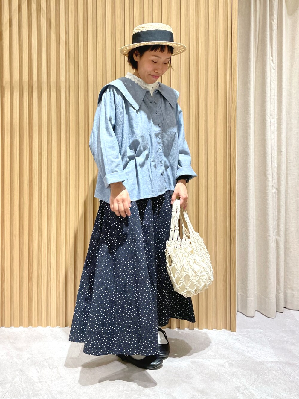 ブルー系のシャツ/ブラウス、ホワイト系のチュニック、ブルー系のその他パンツを着用したレディースの春コーディネートの2枚目の写真