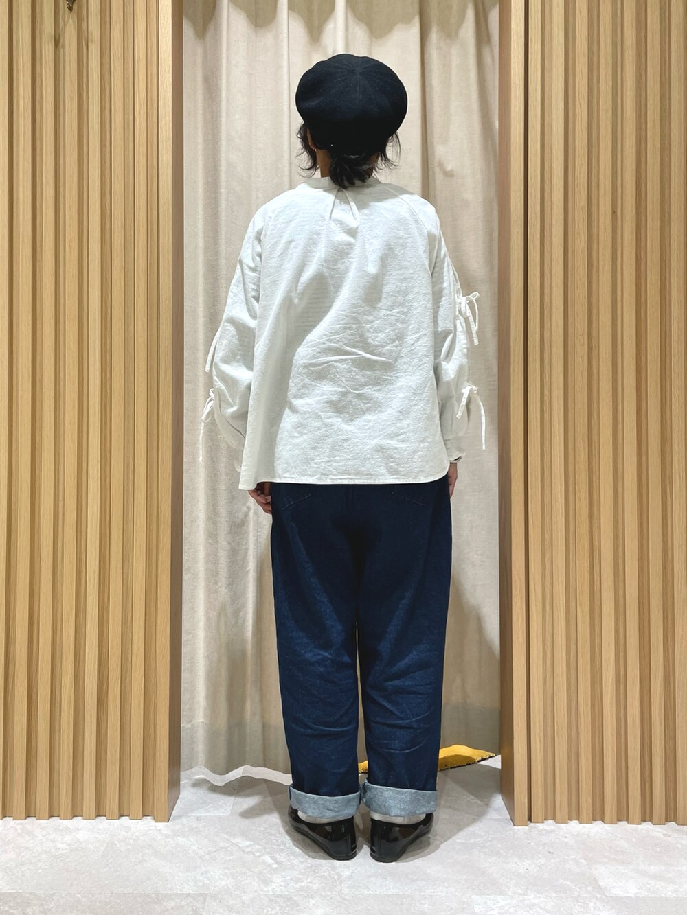 ホワイト系のシャツ/ブラウス、ブルー系のTシャツ/カットソー、ブルー系のデニムパンツを着用したレディースの冬コーディネートの3枚目の写真