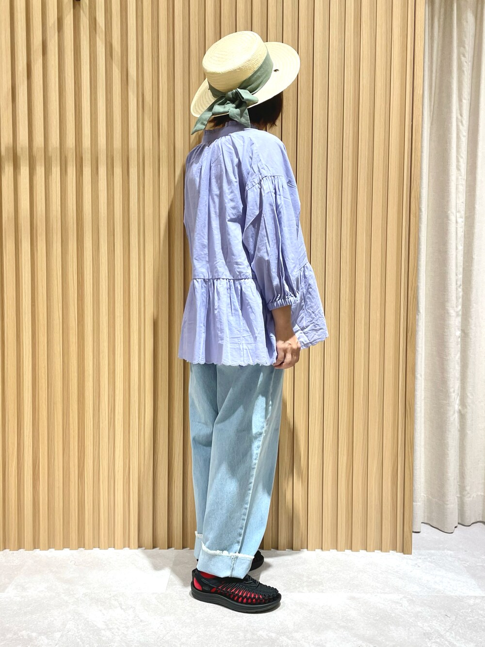 パープル系のタンクトップ、パープル系のシャツ/ブラウス、ブルー系のデニムパンツを着用したレディースの夏コーディネートの3枚目の写真