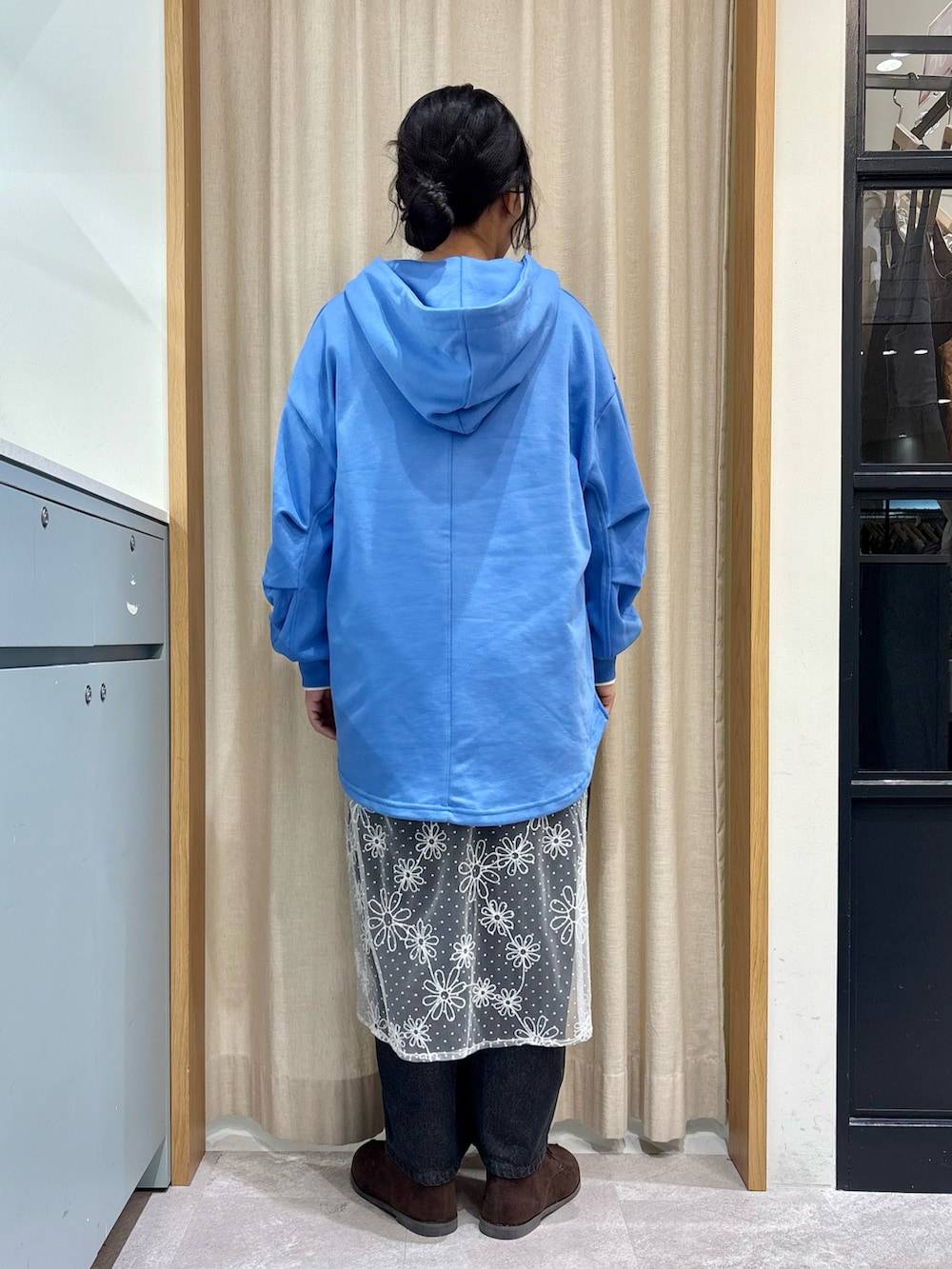 ホワイト系のTシャツ/カットソー、ブルー系のトップス、ホワイト系のスカートを着用したレディースの冬コーディネートの3枚目の写真