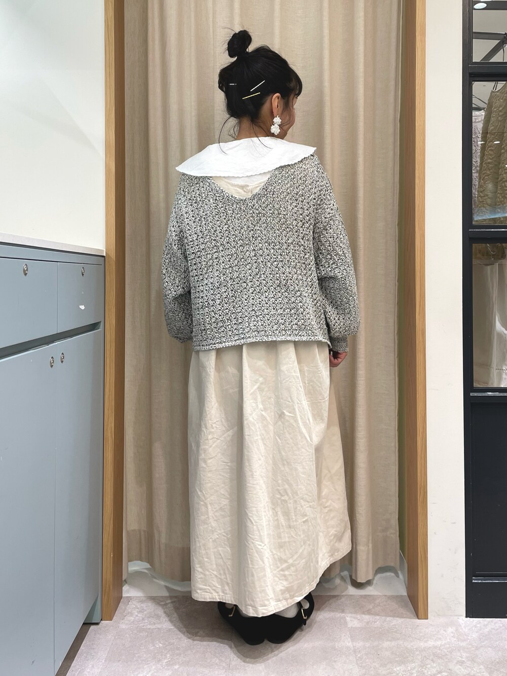 「Samansa Mos2、SM2、サマンサ モスモス(Samansa Mos2)、低身長、低身長コーデ、ママコーデ、スカラップ、ビッグカラー、オトナ女子、オトナカワイイ、ガーリー、ボレロ、ジャンパースカート、ジャンスカ、春」｜「Samansa Mos2のカラーテープヤーン前後2WAYボレロ（カーディガン/ボレロ、ブラック系）」を使った、あさいまりこさん（レディース・151cm）の春コーディネートの2枚目の写真
