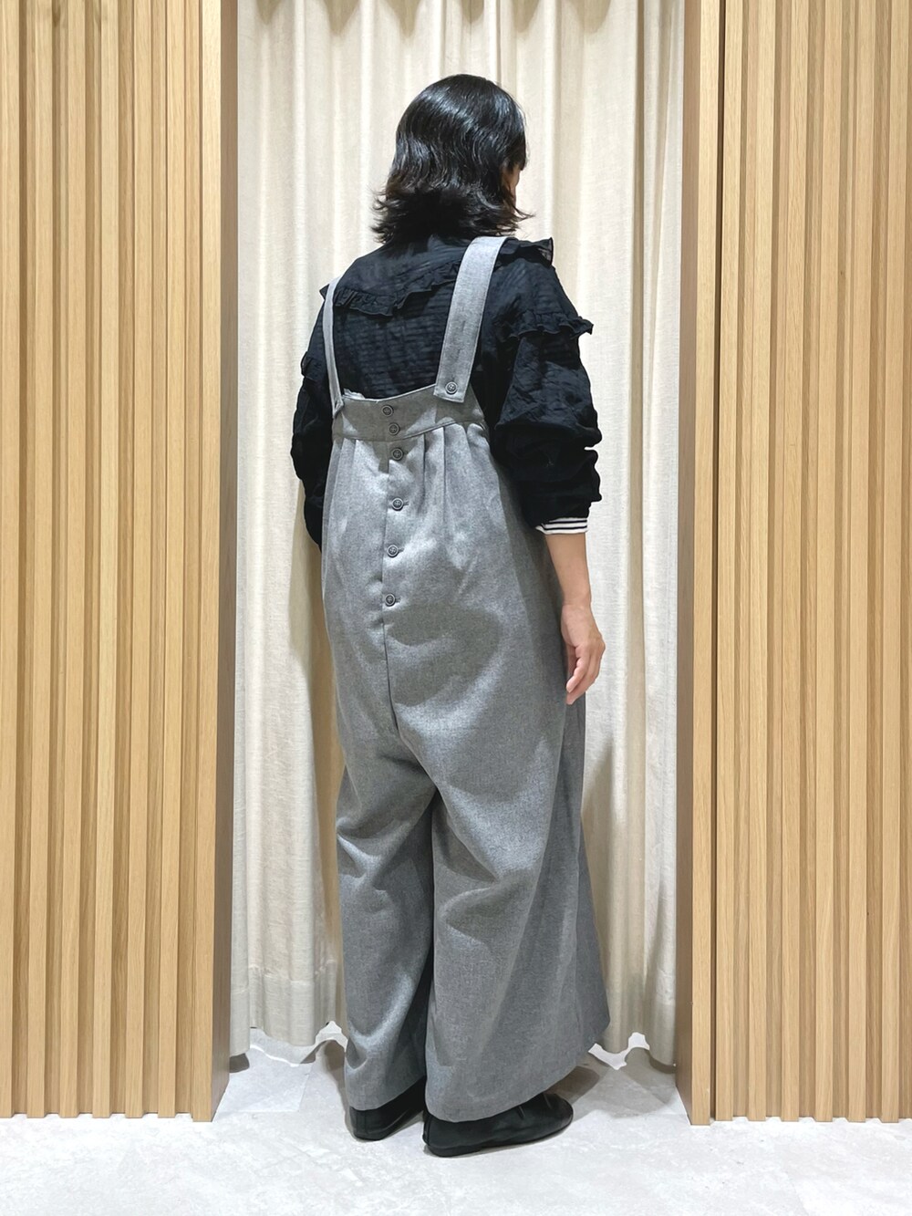 ブルー系のTシャツ/カットソー、ブラック系のシャツ/ブラウス、グレー系のサロペット/オーバーオールを着用したレディースの冬コーディネートの3枚目の写真