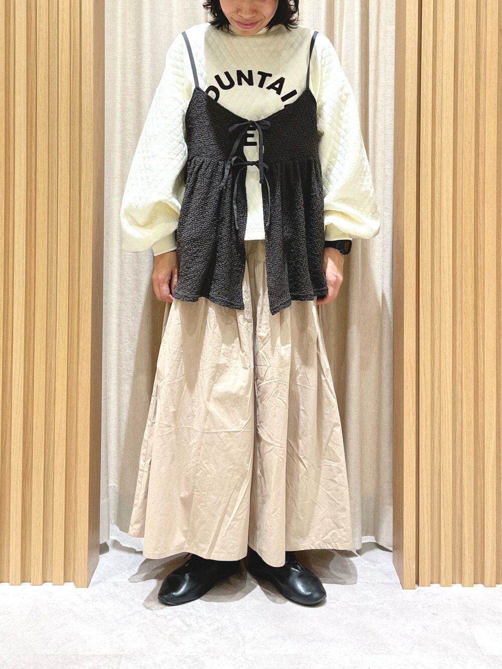 ホワイト系のTシャツ/カットソー、グレー系のTシャツ/カットソー、ベージュ系のその他パンツを着用したレディースの冬コーディネートの2枚目の写真