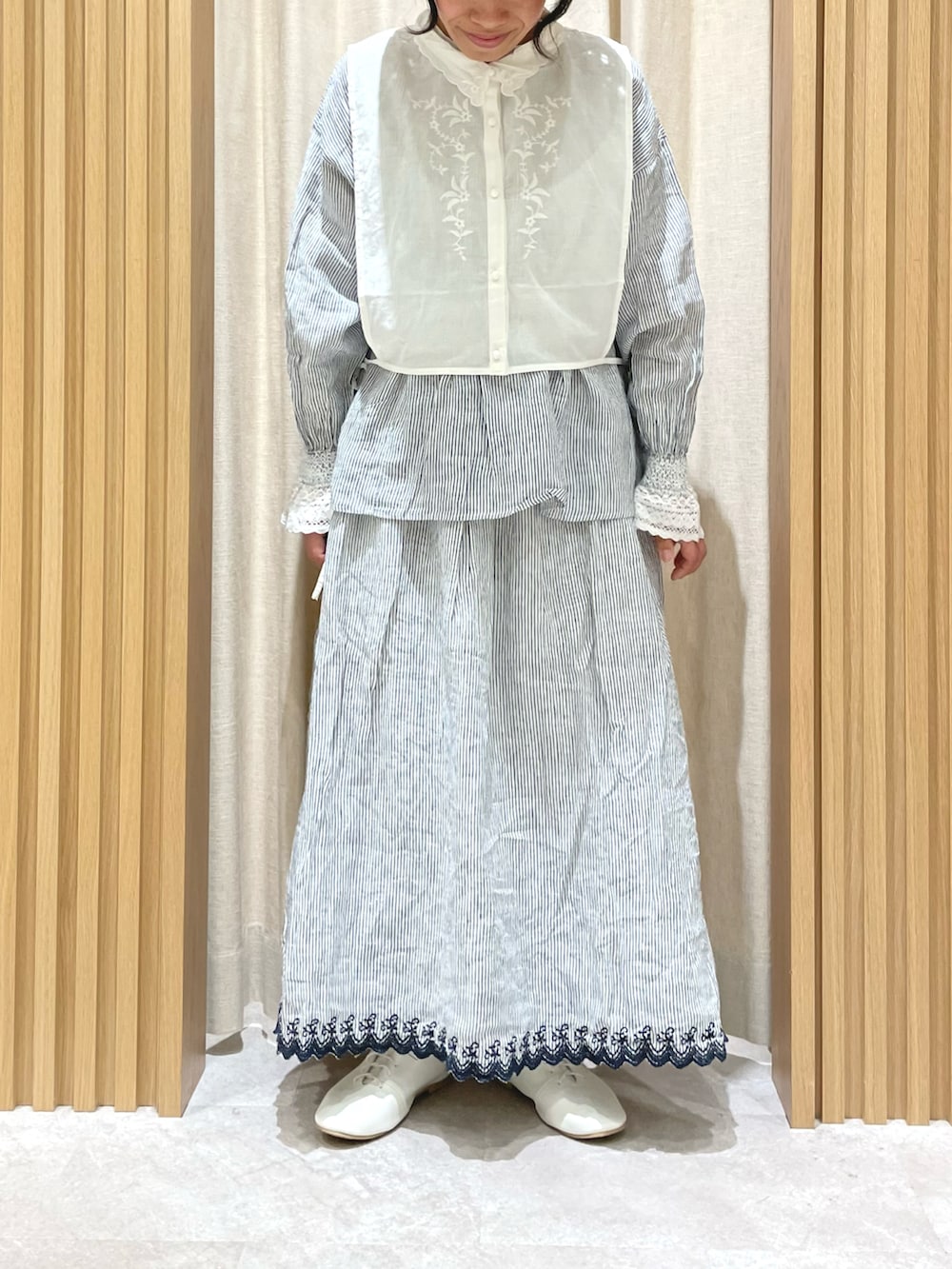 「Samansa Mos2、SM2、サマンサ モスモス(Samansa Mos2)、kazumiコラボ、セットアップ、セットアップスタイル、ベスト、ストライプ、スカート、リネン、レース、レースアップシューズ、大人女子、オトナ女子、低身長」｜「kazumi × Samansa Mos2のアイテム（シャツ/ブラウス、ブルー系）」を使った、あさいまりこさん（レディース・151cm）の冬コーディネートの3枚目の写真