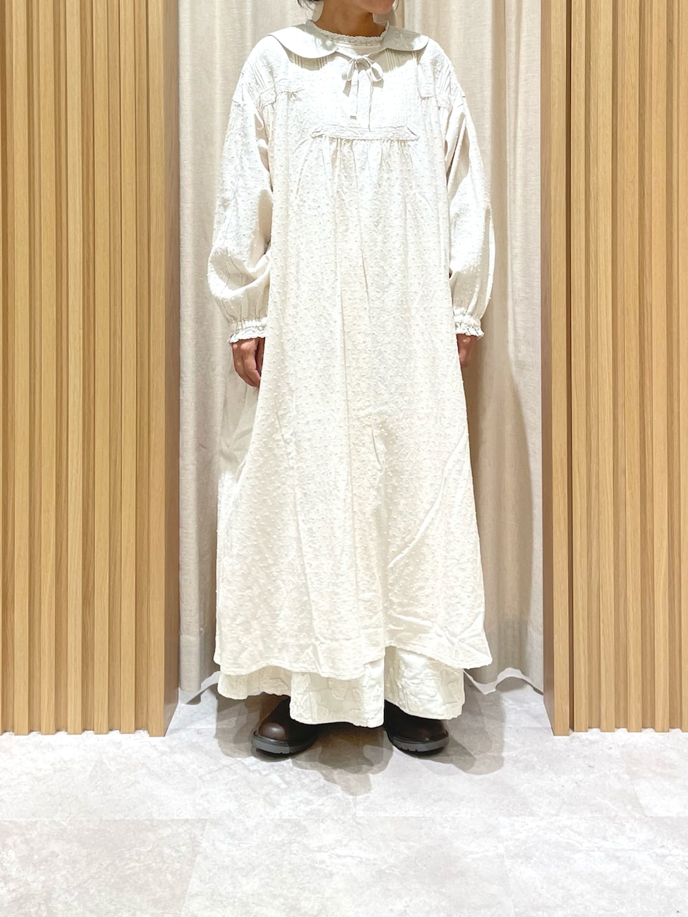 ホワイト系のカーディガン/ボレロ、ホワイト系のワンピース、ホワイト系のスカートを着用したレディースの秋コーディネートの3枚目の写真