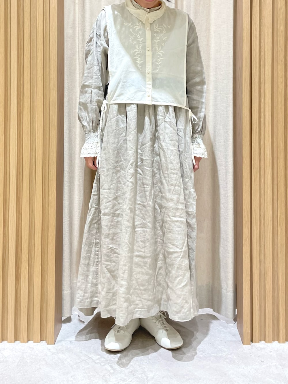 「kazumiコラボ、Samansa Mos2、SM2、サマンサ モスモス(Samansa Mos2)、低身長、大人女子、オトナ女子、ワンピース、ワントーンコーデ、ジャンパースカート、リネン、ブラウス、ベスト、レースアップシューズ、ベージュ」｜「ノベルティのアイテム（その他、その他）」を使った、あさいまりこさん（レディース・151cm）の冬コーディネートの2枚目の写真