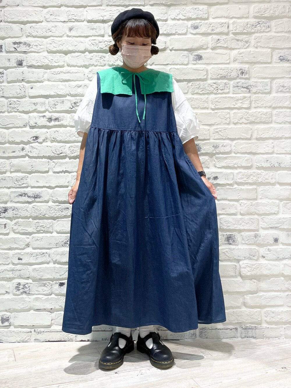 ブルー系のワンピース、ブラック系のドレスシューズ、グリーン系のシャツ/ブラウスを着用したレディースの夏コーディネートの2枚目の写真