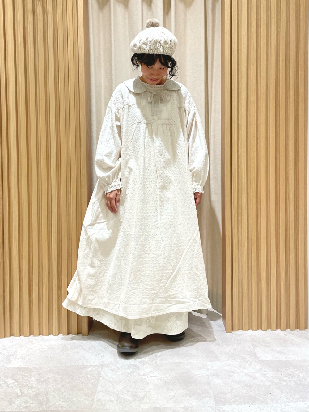 ホワイト系のカーディガン/ボレロ、ホワイト系のワンピース、ホワイト系のスカートを着用したレディースの秋コーディネートの2枚目の写真