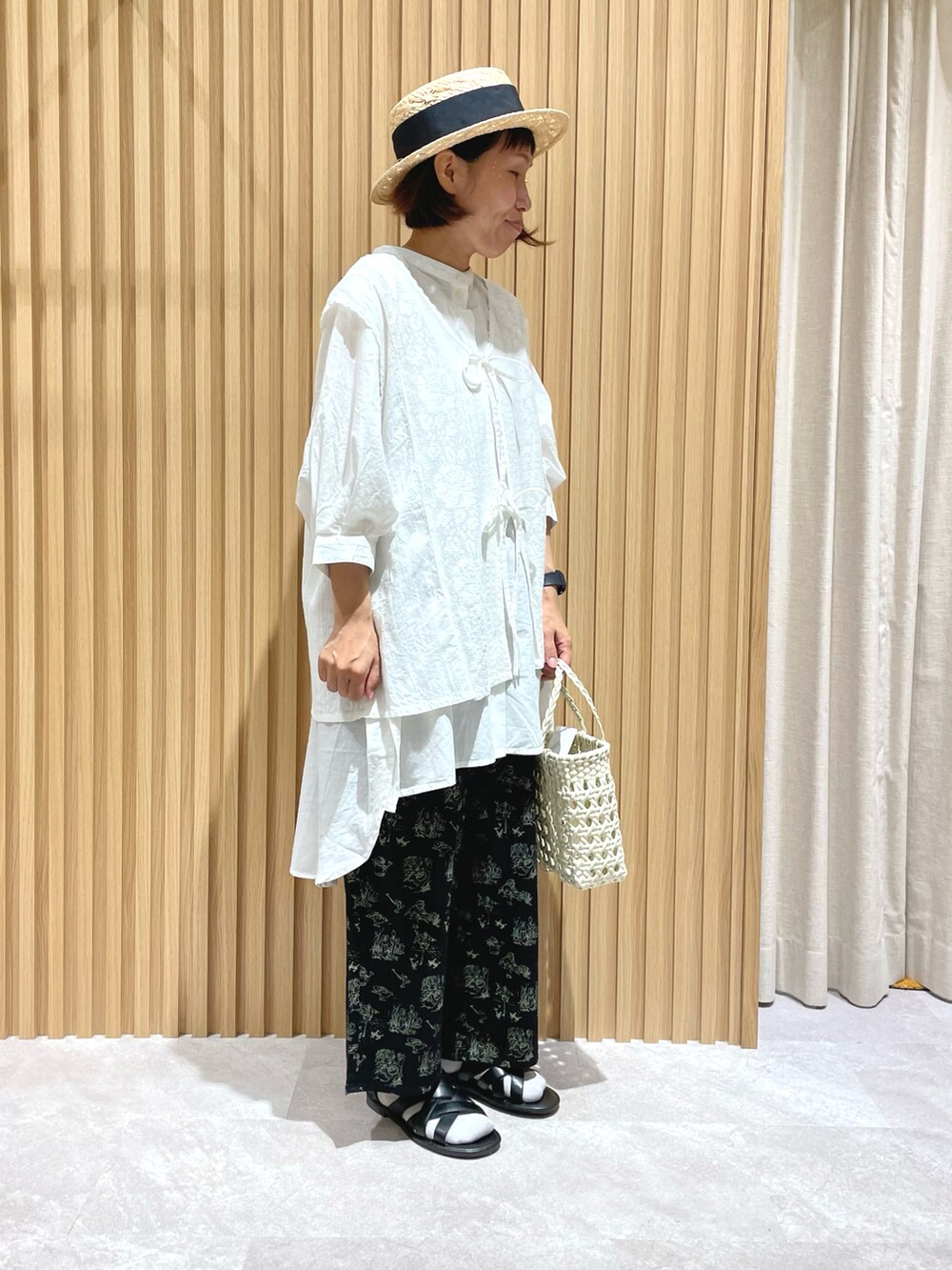 「Samansa Mos2、SM2、サマンサ モスモス(Samansa Mos2)、低身長、ママコーデ、カンカン帽、レースブラウス、ベスト、チュニック、ナチュラル、モノトーン、サンダル、オトナカジュアル、オトナカワイイ、オトナ女子」|「Samansa Mos2の透かし編みメルカドバッグ(ハンドバッグ、ホワイト系)」を使った、あさいまりこさん(レディース・151cm)の夏コーディネートの2枚目の写真