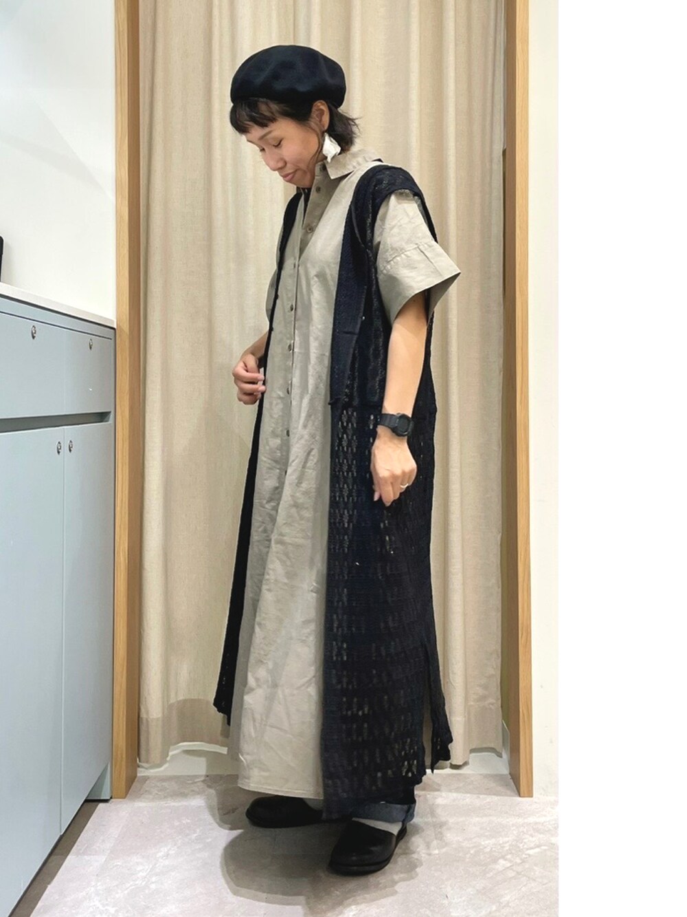 ホワイト系のTシャツ/カットソー、ブラウン系のワンピース、ブラック系のワンピースを着用したレディースの夏コーディネートの3枚目の写真