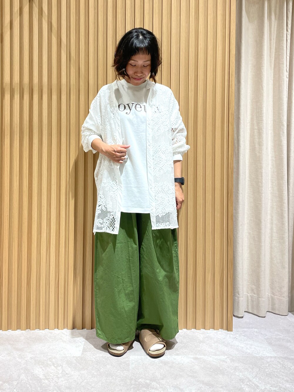 ホワイト系のシャツ/ブラウス、ホワイト系のTシャツ/カットソー、グリーン系のその他パンツを着用したレディースの春コーディネートの2枚目の写真