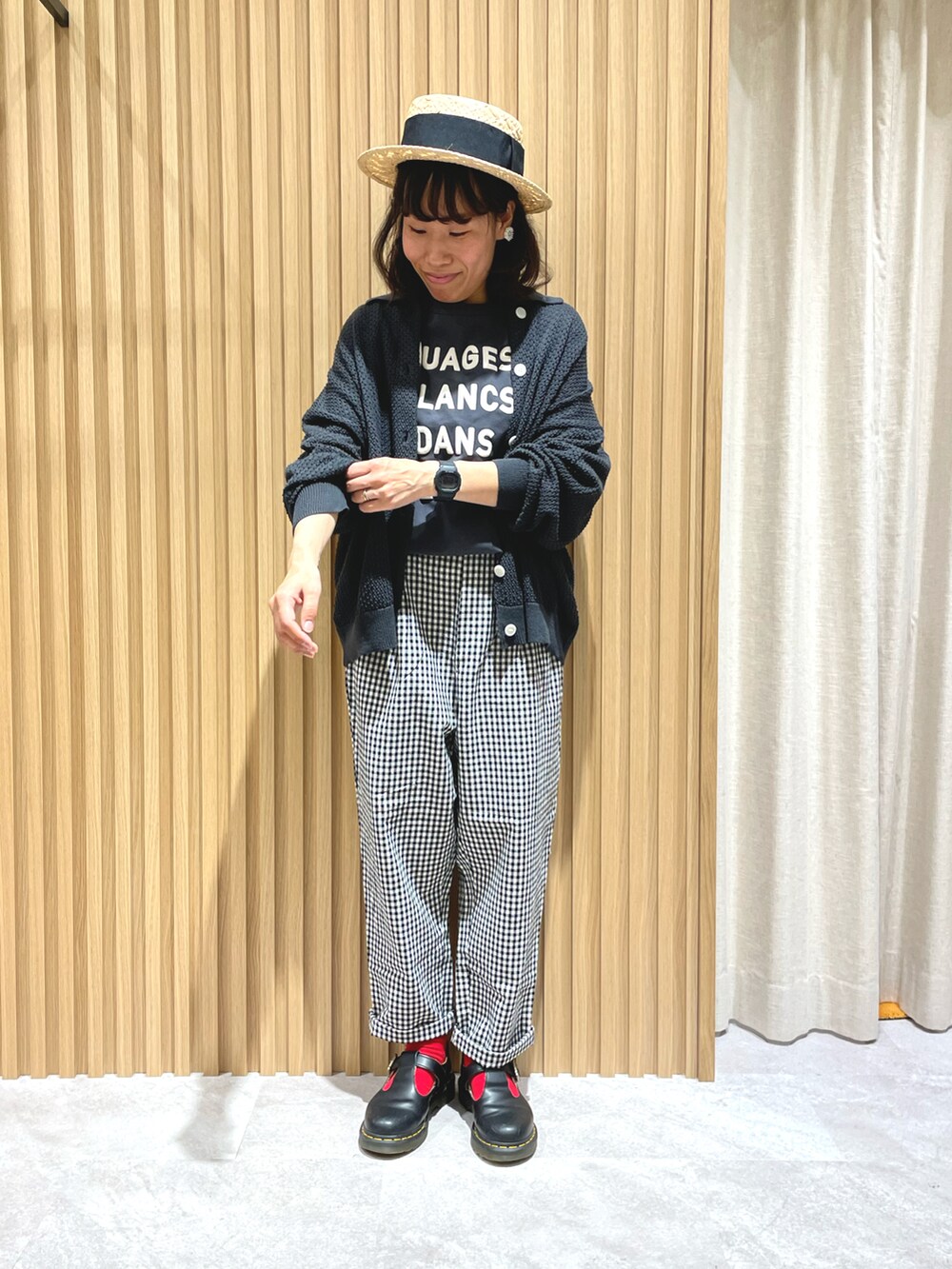 「Samansa Mos2、SM2、サマンサ モスモス(Samansa Mos2)、低身長、ママファッション、ママコーデ、カンカン帽、Dr.Martens、ギンガムチェック、ブラックコーデ、オトナカジュアル、メッシュ、襟付きトップス、赤い靴下、モノトーンコーデ」｜「Samansa Mos2の太リボンカンカン帽（ハット、ブラック系）」を使った、あさいまりこさん（レディース・151cm）の春コーディネートの2枚目の写真