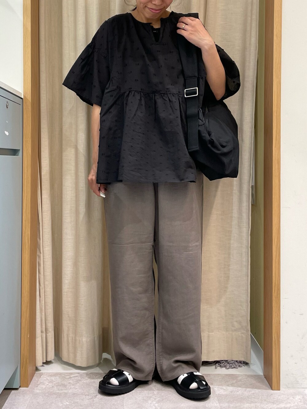 ブラック系のシャツ/ブラウス、ブラック系のTシャツ/カットソー、ブラウン系のその他パンツを着用したレディースの夏コーディネートの2枚目の写真