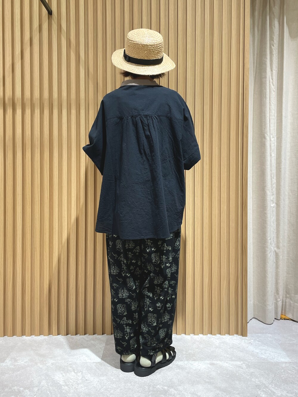 ブラック系のシャツ/ブラウス、ブラック系のその他パンツ、ブラック系のサンダルを着用したレディースの春コーディネートの2枚目の写真