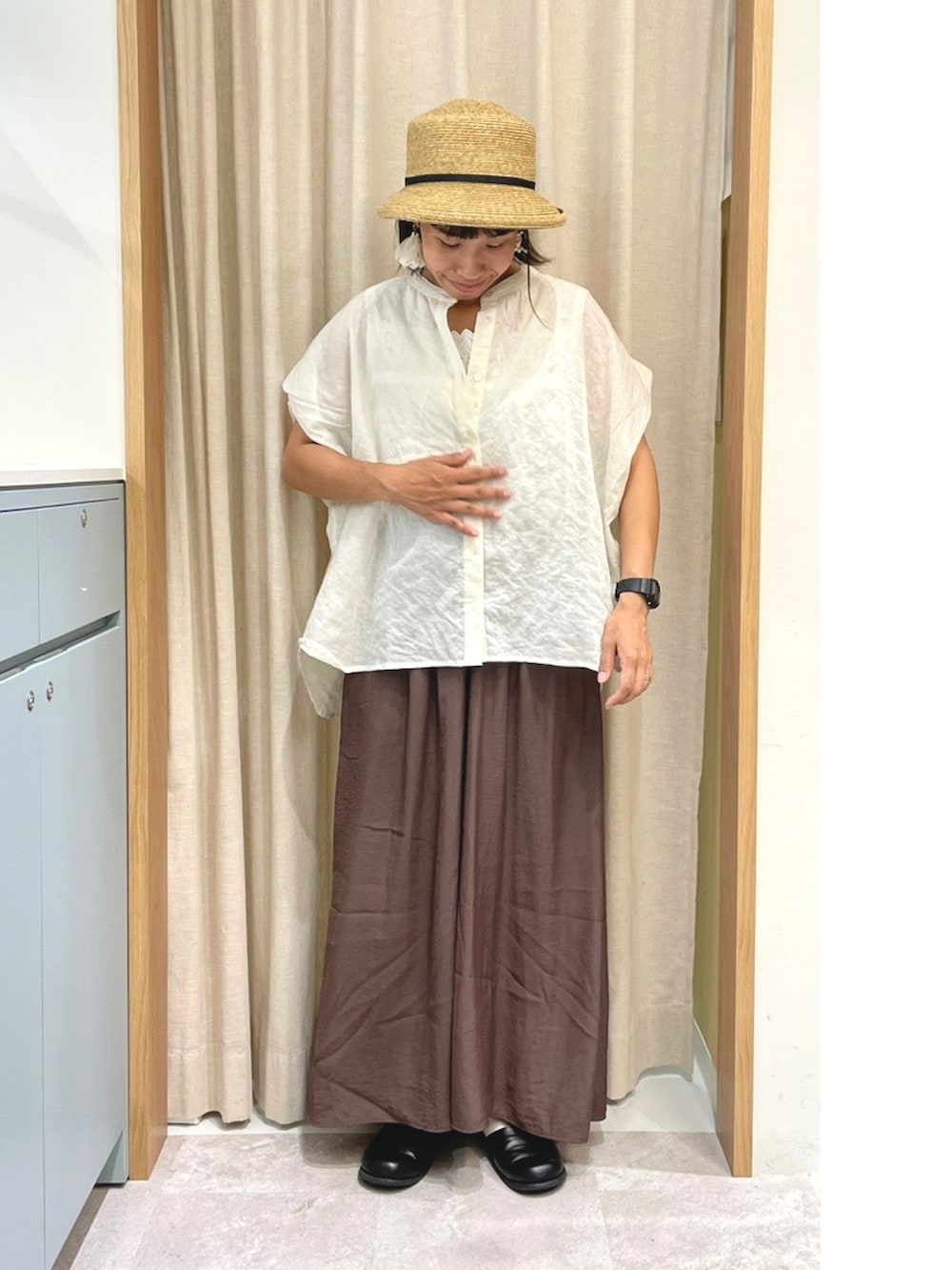 「Samansa Mos2、SM2、サマンサ モスモス(Samansa Mos2)、低身長、むぎわら帽子、ブラウス、スカーチョ、ガウチョパンツ、オトナカジュアル、ナチュラル、きれいめカジュアル、オトナ女子、オトナカワイイ、ママコーデ、パンツスタイル」｜「Samansa Mos2の【抗菌防臭】ブレードハット（ハット、ベージュ系）」を使った、あさいまりこさん（レディース・151cm）の夏コーディネートの3枚目の写真