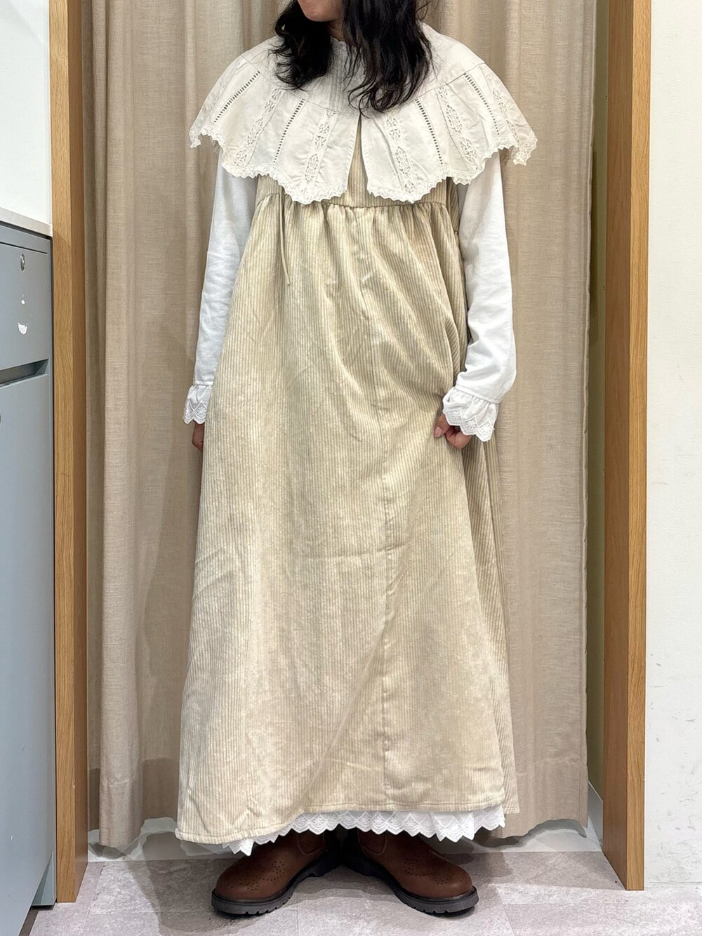 イエロー系のその他アウター、ホワイト系のワンピース、ベージュ系のワンピースを着用したレディースの秋コーディネートの4枚目の写真