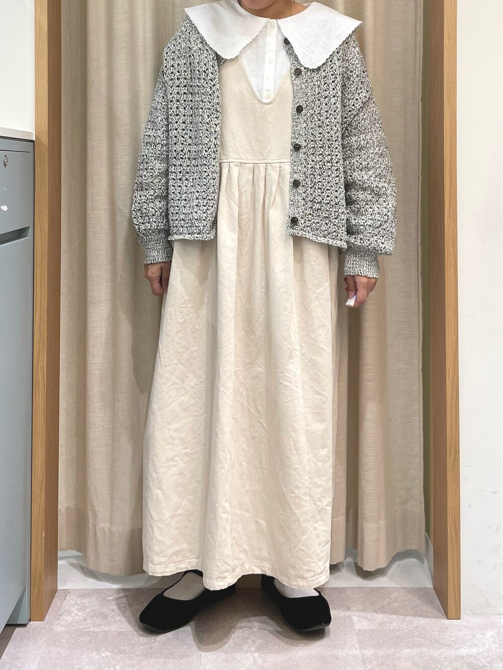 「Samansa Mos2、SM2、サマンサ モスモス(Samansa Mos2)、低身長、低身長コーデ、ママコーデ、スカラップ、ビッグカラー、オトナ女子、オトナカワイイ、ガーリー、ボレロ、ジャンパースカート、ジャンスカ、春」｜「Samansa Mos2のカラーテープヤーン前後2WAYボレロ（カーディガン/ボレロ、ブラック系）」を使った、あさいまりこさん（レディース・151cm）の春コーディネートの3枚目の写真