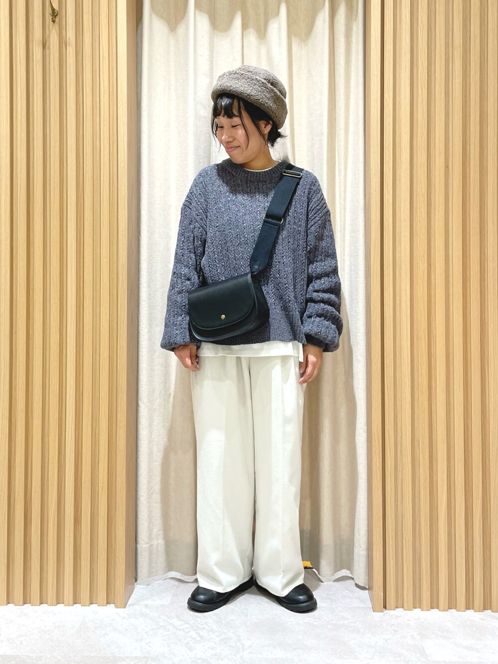 ブルー系のブルゾン、グレー系のニット/セーター、ホワイト系のTシャツ/カットソーを着用したレディースの冬コーディネートの5枚目の写真