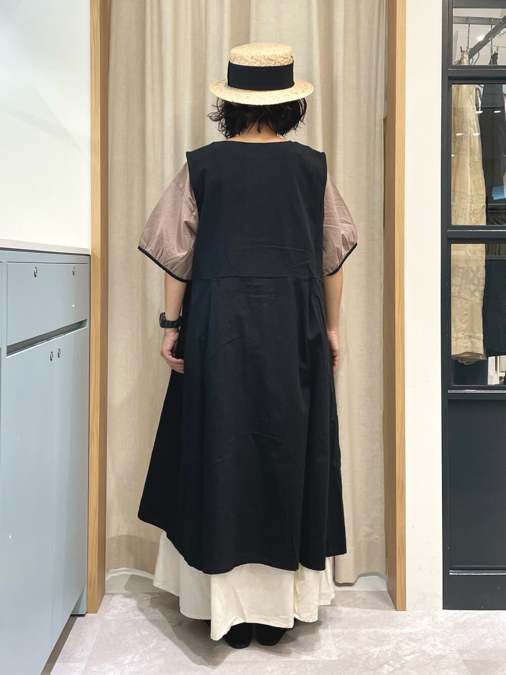 「Samansa Mos2、SM2、サマンサ モスモス(Samansa Mos2)、低身長、ママコーデ、カンカン帽、セットアイテム、ジレ、キャミワンピ、ワンピース、ナチュラル、ナチュラルガーリー、レイヤードスタイル、オトナガーリー、オトナカワイイ」｜「Samansa Mos2の太リボンカンカン帽（ハット、ブラック系）」を使った、あさいまりこさん（レディース・151cm）の夏コーディネートの3枚目の写真