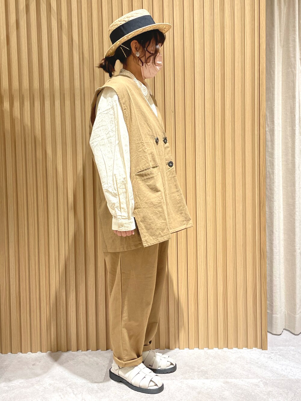 ベージュ系のベスト、ホワイト系のシャツ/ブラウス、ベージュ系のその他パンツを着用したレディースの春コーディネートの2枚目の写真