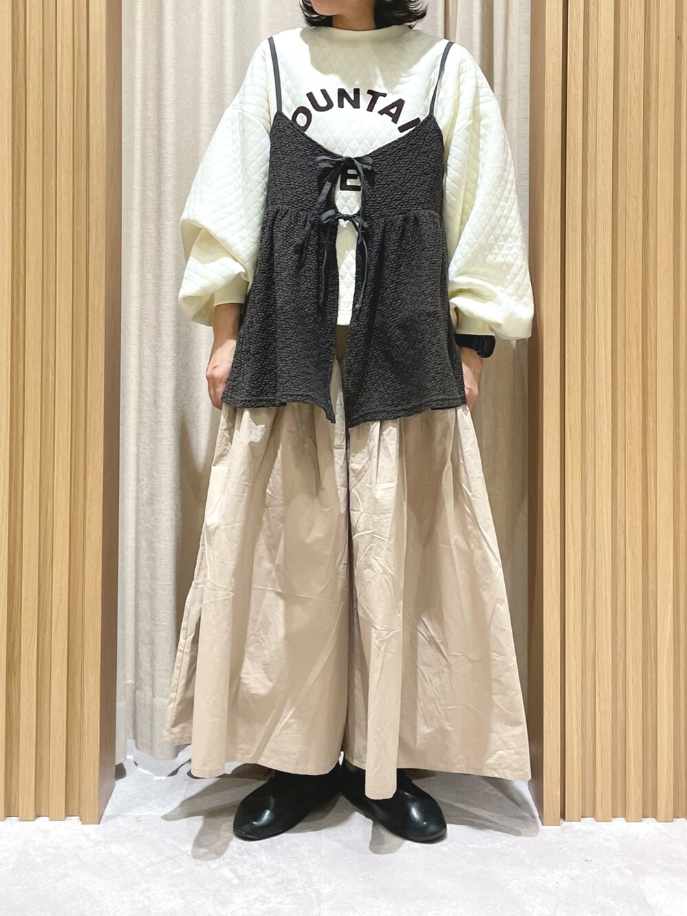 ホワイト系のTシャツ/カットソー、グレー系のTシャツ/カットソー、ベージュ系のその他パンツを着用したレディースの冬コーディネートの4枚目の写真