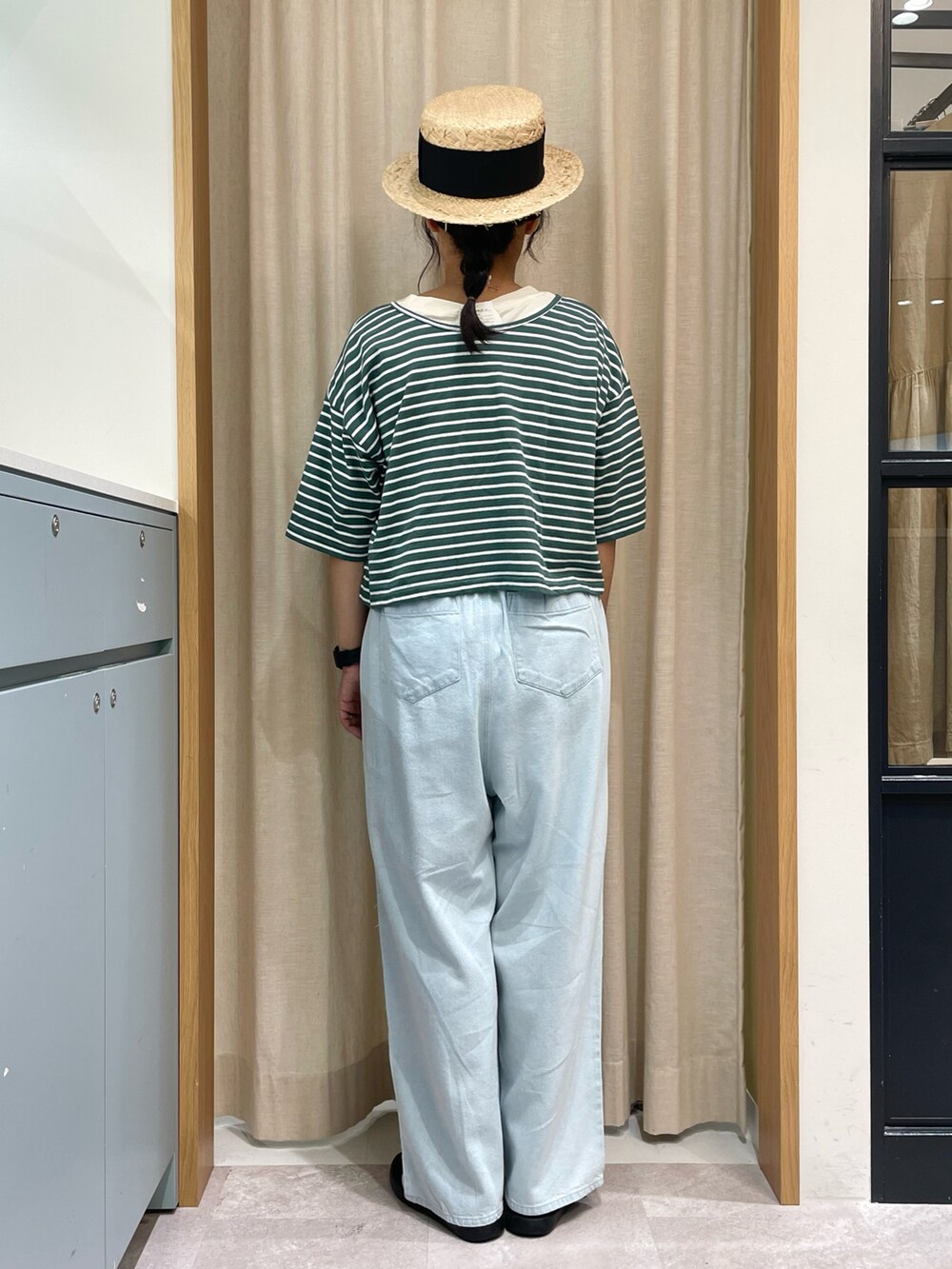 グリーン系のワンピース、ホワイト系のTシャツ/カットソー、ブルー系のその他パンツを着用したレディースの夏コーディネートの3枚目の写真