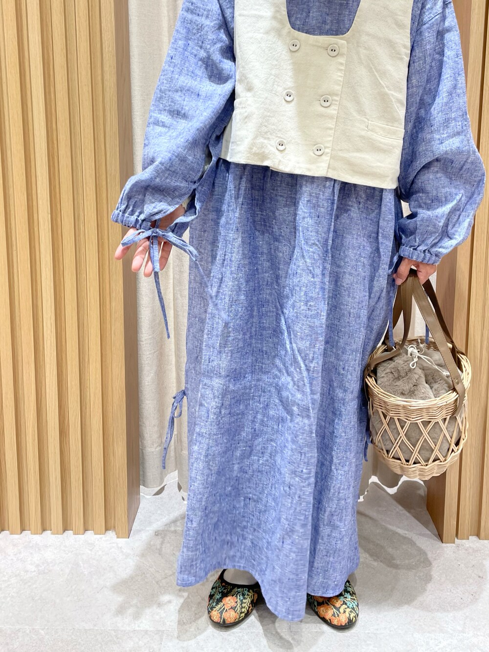 「Samansa Mos2、SM2、サマンサ モスモス(Samansa Mos2)、低身長、ママコーデ、ナチュラル、ナチュラルガーリー、オトナガーリー、ワンピース、リネンワンピース、バルーンパンツ、ベスト、レイヤードスタイル、オトナカワイイ、オトナ女子」|「Samansa Mos2のファー巾着カゴバッグ(ハンドバッグ、ベージュ系)」を使った、あさいまりこさん(レディース・151cm)の秋コーディネートの5枚目の写真