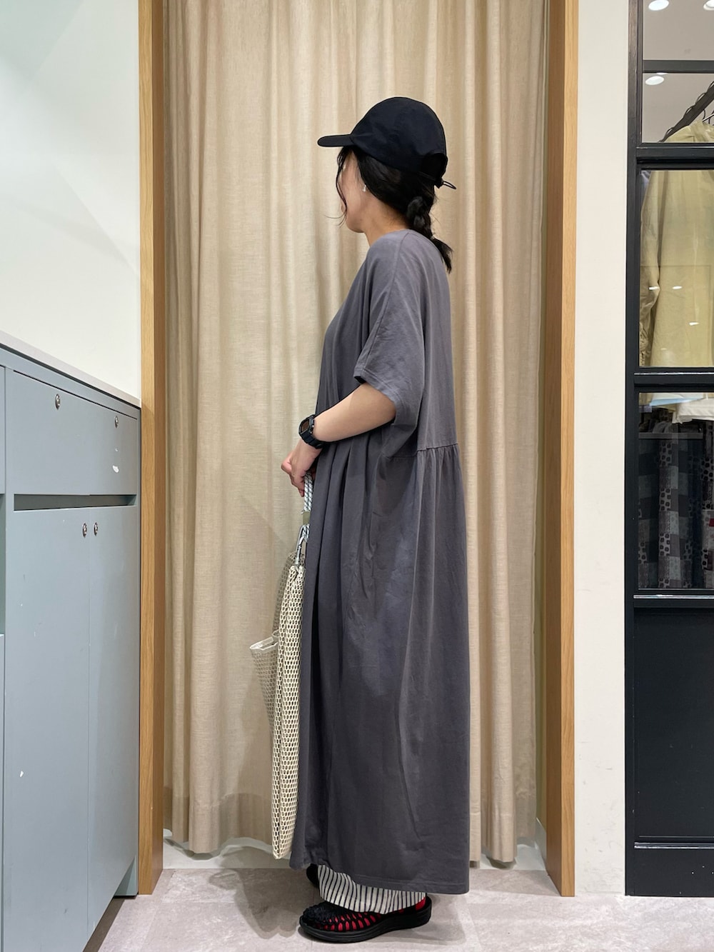「Samansa Mos2、SM2、サマンサ モスモス(Samansa Mos2)、低身長、低身長コーデ、ママコーデ、シンプルコーデ、ストライプ、ストライプパンツ、キャップ、ワンピース、シンプルスタイル、大人カジュアル、オトナカジュアル、メッシュバッグ」｜「Samansa Mos2の【Sサイズ WEB限定】【抗菌防臭】風が通る涼しげカットワンピース（ワンピース、グレー系）」を使った、あさいまりこさん（レディース・151cm）の夏コーディネートの3枚目の写真