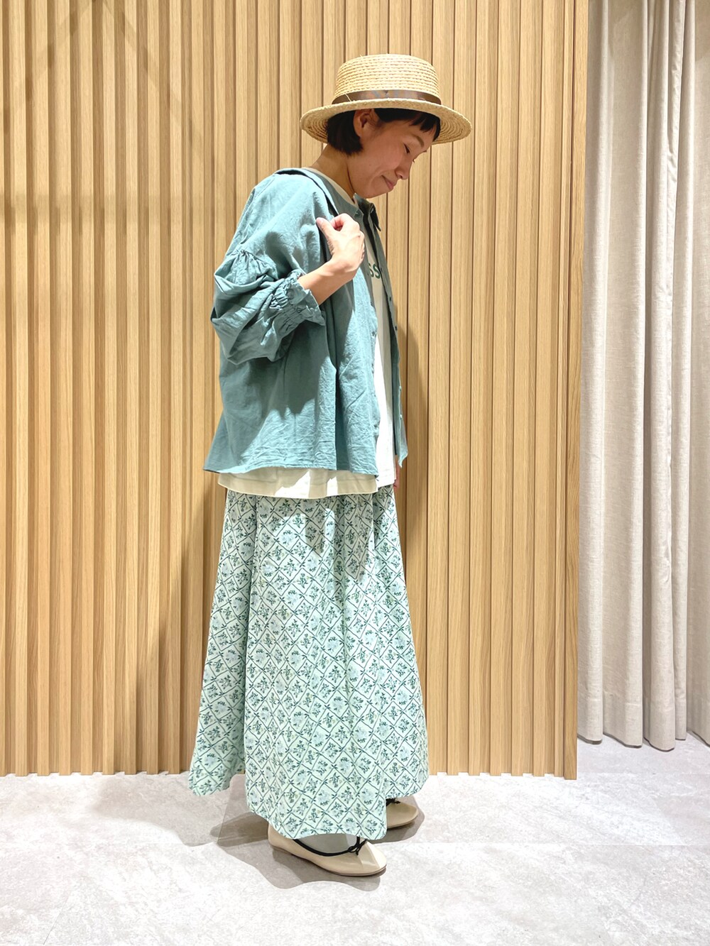 グリーン系のシャツ/ブラウス、グリーン系のスカート、ベージュ系のドレスシューズを着用したレディースの春コーディネートの2枚目の写真