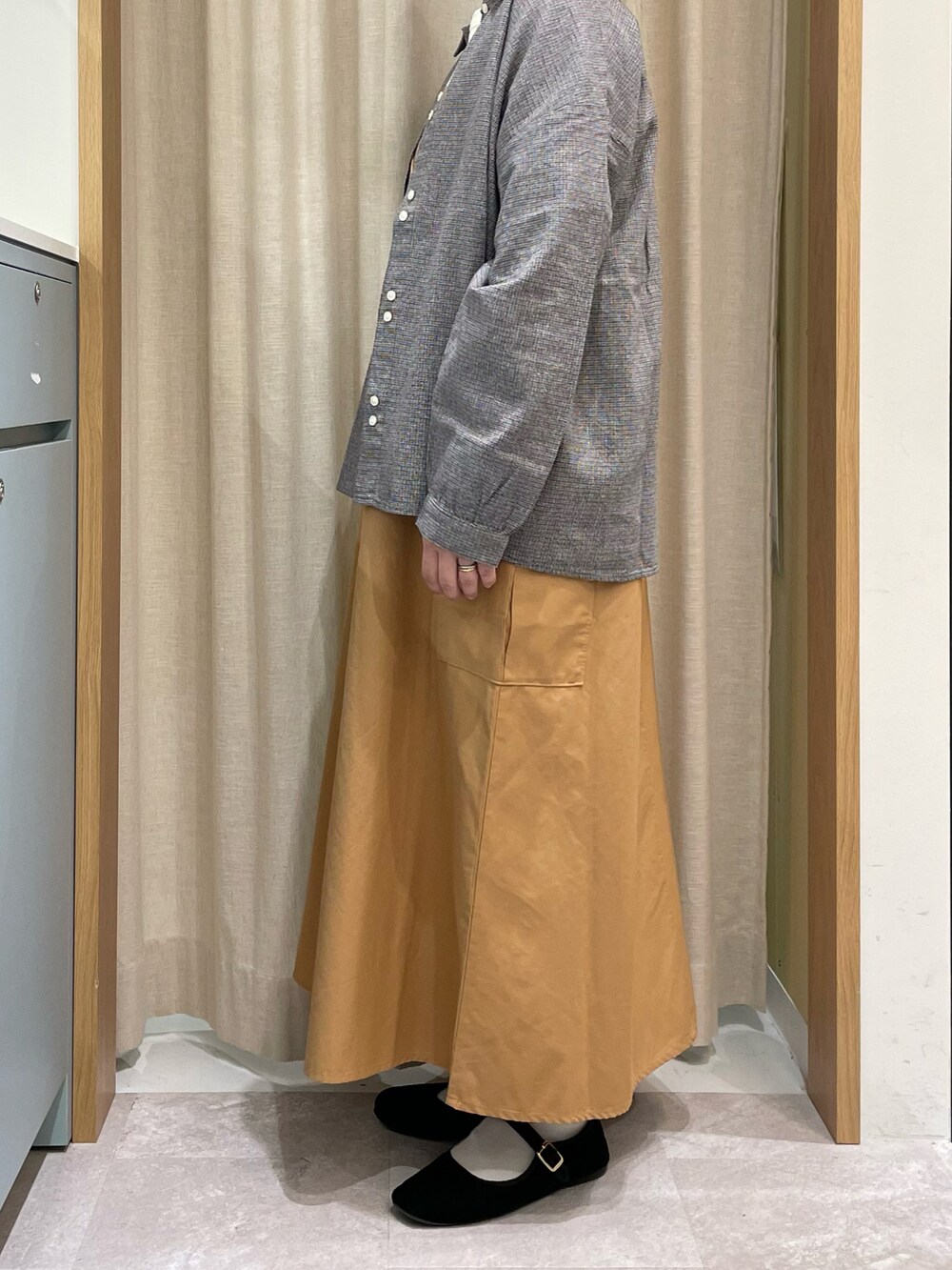 ホワイト系のTシャツ/カットソー、グレー系のシャツ/ブラウス、ブラウン系のワンピースを着用したレディースの春コーディネートの4枚目の写真
