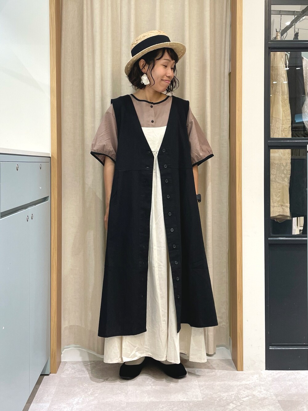 「Samansa Mos2、SM2、サマンサ モスモス(Samansa Mos2)、低身長、ママコーデ、カンカン帽、セットアイテム、ジレ、キャミワンピ、ワンピース、ナチュラル、ナチュラルガーリー、レイヤードスタイル、オトナガーリー、オトナカワイイ」｜「Samansa Mos2の太リボンカンカン帽（ハット、ブラック系）」を使った、あさいまりこさん（レディース・151cm）の夏コーディネートの4枚目の写真