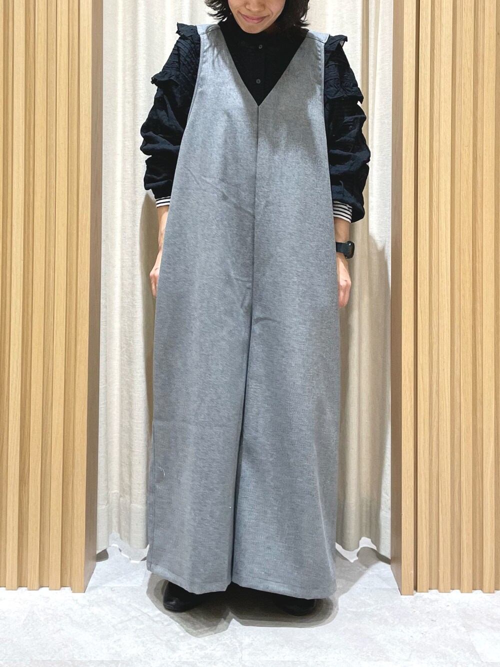 ブルー系のTシャツ/カットソー、ブラック系のシャツ/ブラウス、グレー系のサロペット/オーバーオールを着用したレディースの冬コーディネートの2枚目の写真