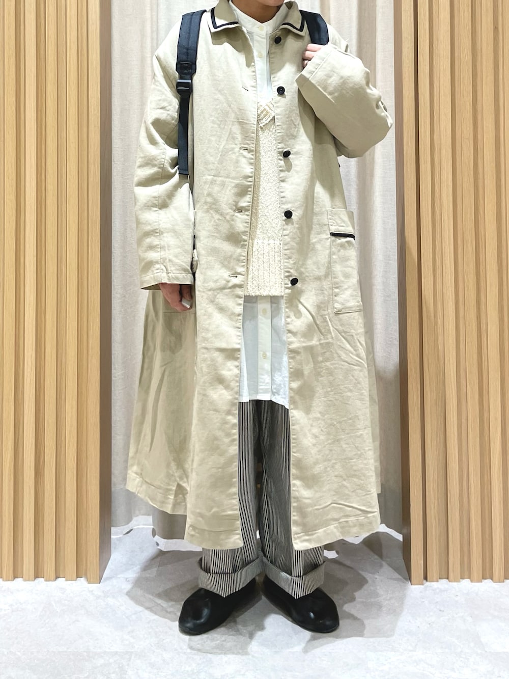 ホワイト系のチュニック、ホワイト系のベスト、ベージュ系のその他アウターを着用したレディースの春コーディネートの3枚目の写真