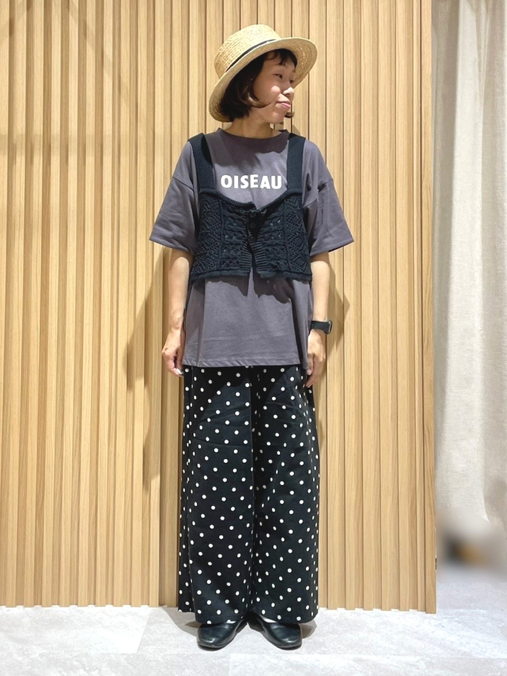 ブラック系のベスト、グレー系のTシャツ/カットソー、ブラック系のその他パンツを着用したレディースの夏コーディネートの2枚目の写真