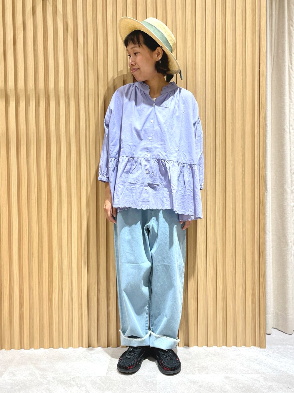 パープル系のタンクトップ、パープル系のシャツ/ブラウス、ブルー系のデニムパンツを着用したレディースの夏コーディネートの2枚目の写真
