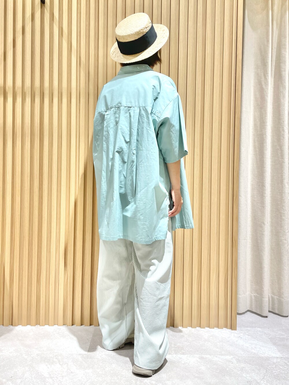 グリーン系のシャツ/ブラウス、グリーン系のその他パンツ、ベージュ系のサンダルを着用したレディースの春コーディネートの2枚目の写真