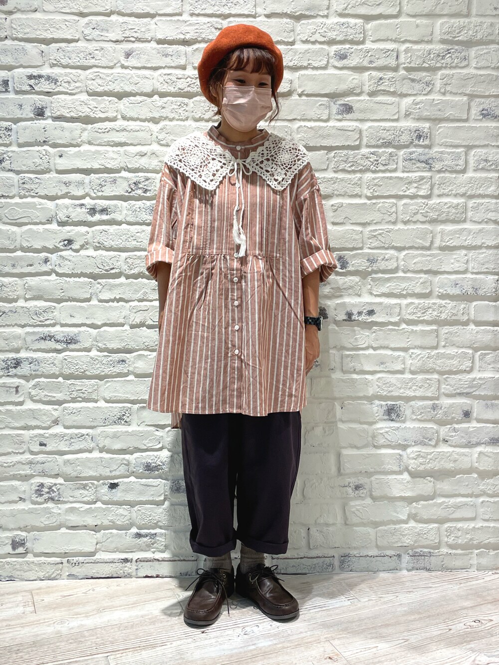 ブラウン系のシャツ/ブラウス、グレー系のその他パンツ、ブラウン系のその他シューズを着用したレディースの夏コーディネートの2枚目の写真