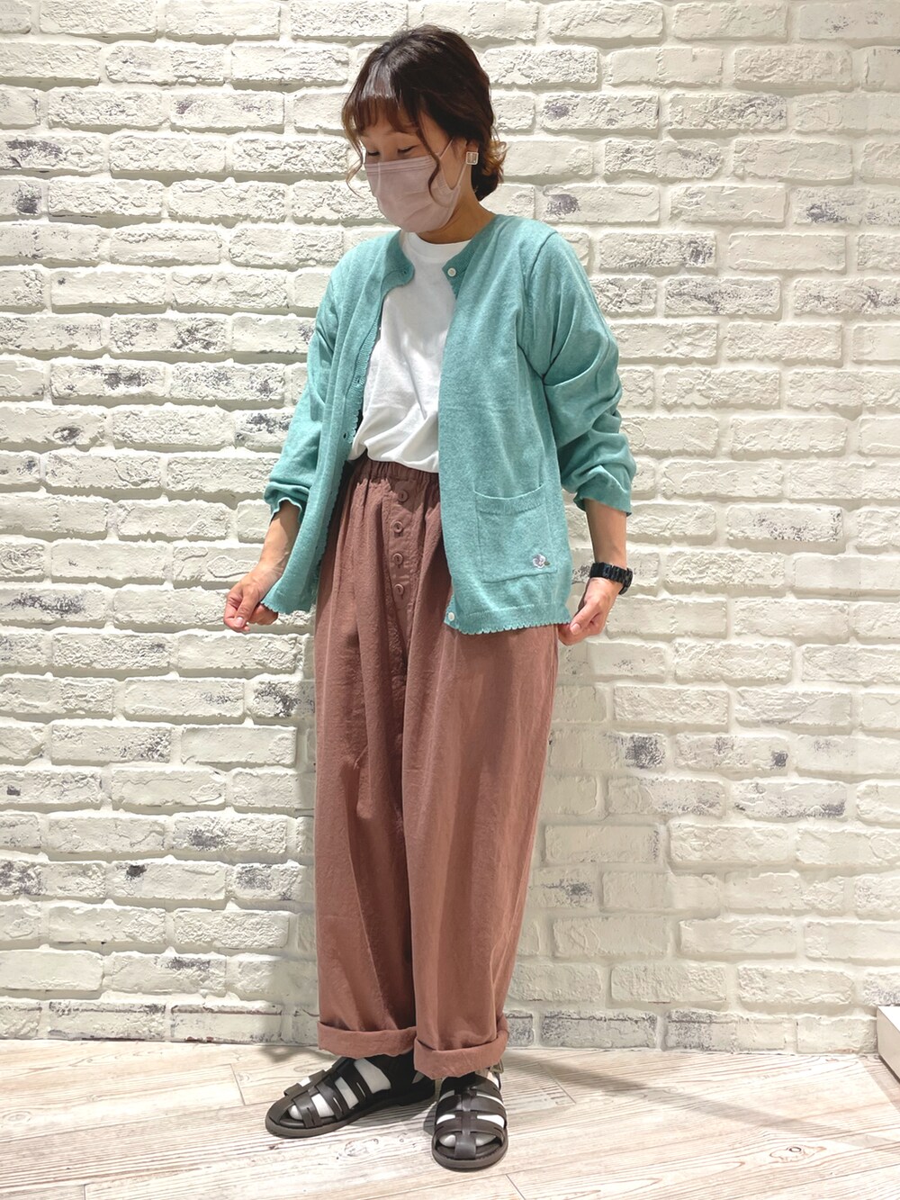 ベージュ系のかごバッグ、ブラウン系のサンダル、ブラウン系のその他パンツを着用したレディースの春コーディネートの2枚目の写真