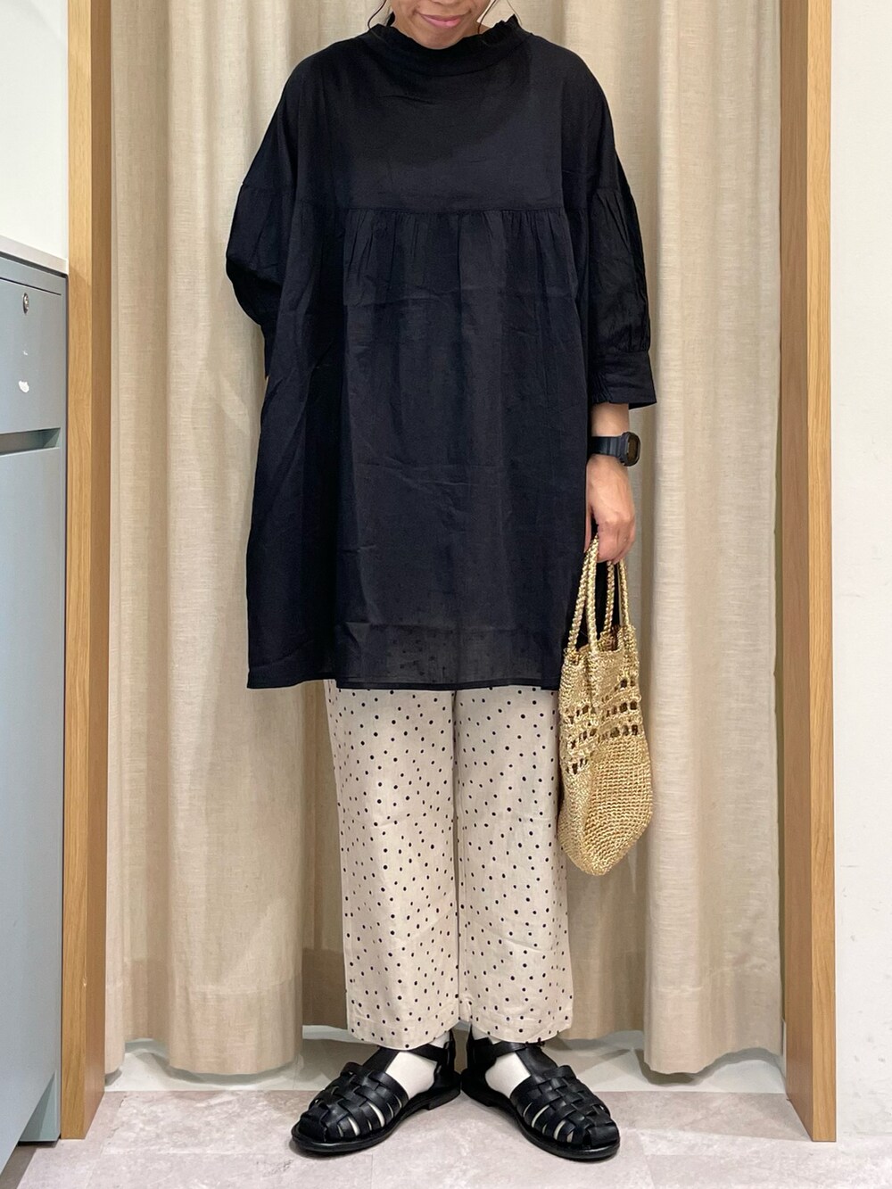 ブラック系のシャツ/ブラウス、ベージュ系のTシャツ/カットソー、ゴールド系のハンドバッグを着用したレディースの夏コーディネートの2枚目の写真