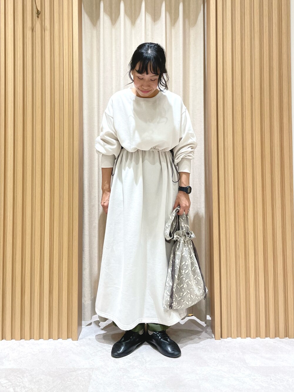 ホワイト系のTシャツ/カットソー、ホワイト系のワンピース/ドレス、ベージュ系のハンドバッグを着用したレディースの冬コーディネートの3枚目の写真